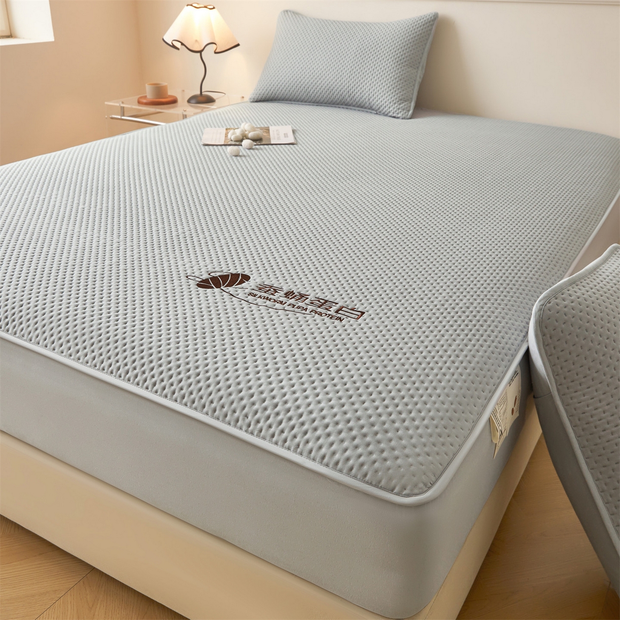 91家纺网 家纺一手货源 找家纺 居眠 2026新款蚕蛹蛋白夹层床笠贝尔夹棉床笠 贝尔-灰