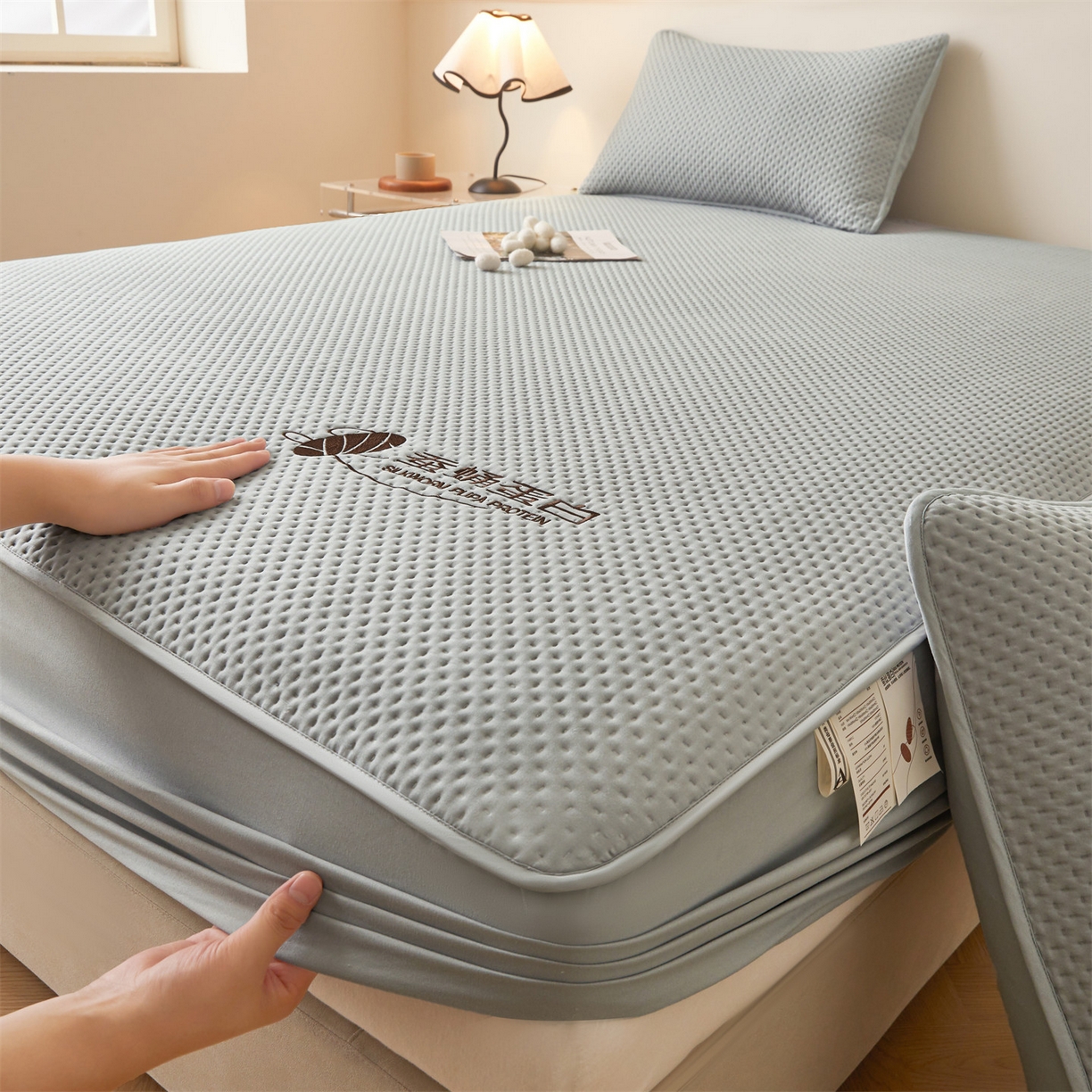 91家纺网 家纺一手货源 找家纺 居眠 2026新款蚕蛹蛋白夹层床笠贝尔夹棉床笠 贝尔-灰