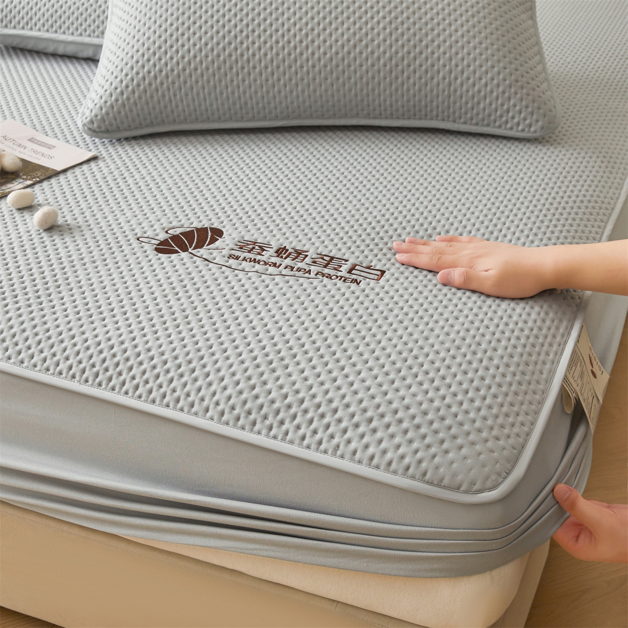 91家纺网 家纺一手货源 找家纺 居眠 2026新款蚕蛹蛋白夹层床笠贝尔夹棉床笠 贝尔-灰