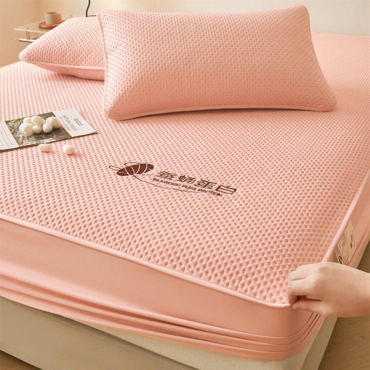 91家纺网 家纺一手货源 找家纺 居眠 2026新款蚕蛹蛋白夹层床笠贝尔夹棉床笠 贝尔-粉