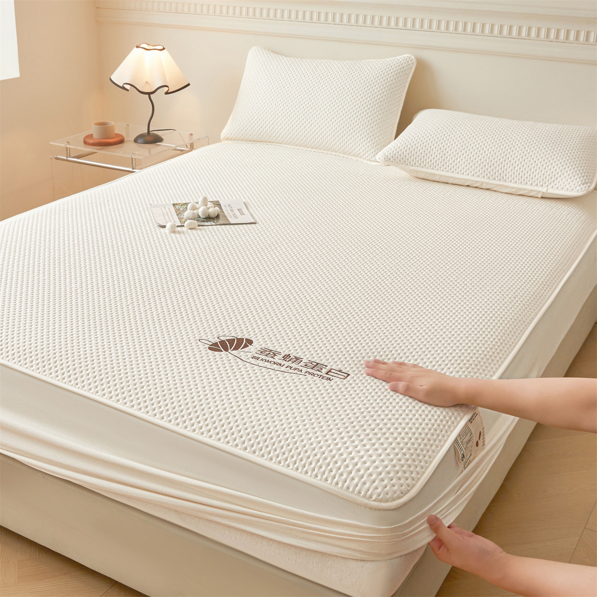 91家纺网 家纺一手货源 找家纺 居眠 2026新款蚕蛹蛋白夹层床笠贝尔夹棉床笠 贝尔-白