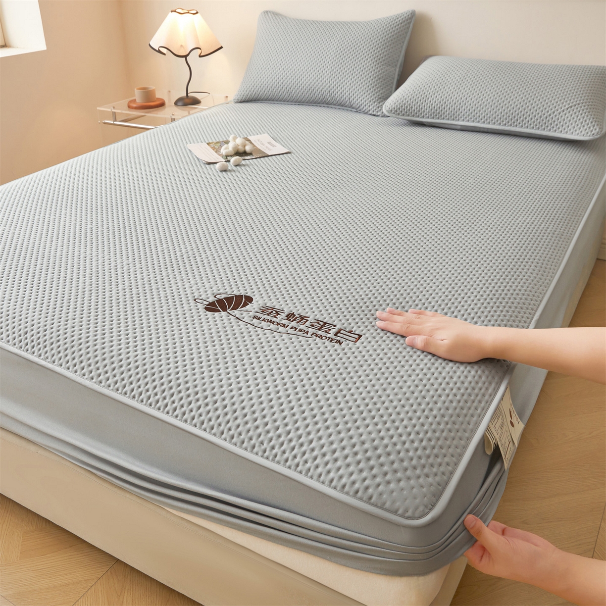 91家纺网 家纺一手货源 找家纺 居眠 2026新款蚕蛹蛋白夹层床笠贝尔夹棉床笠 贝尔-灰