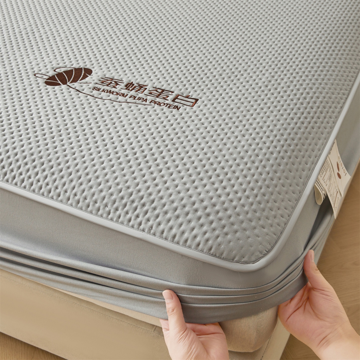 91家纺网 家纺一手货源 找家纺 居眠 2026新款蚕蛹蛋白夹层床笠贝尔夹棉床笠 贝尔-灰