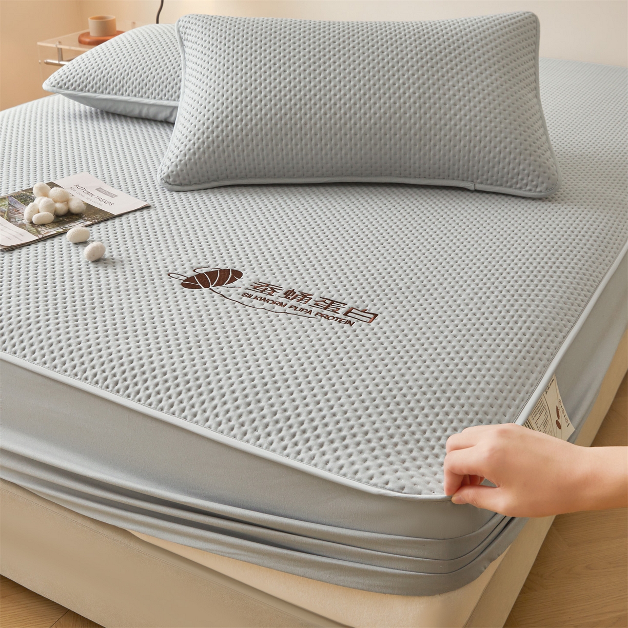 91家纺网 家纺一手货源 找家纺 居眠 2026新款蚕蛹蛋白夹层床笠贝尔夹棉床笠 贝尔-灰