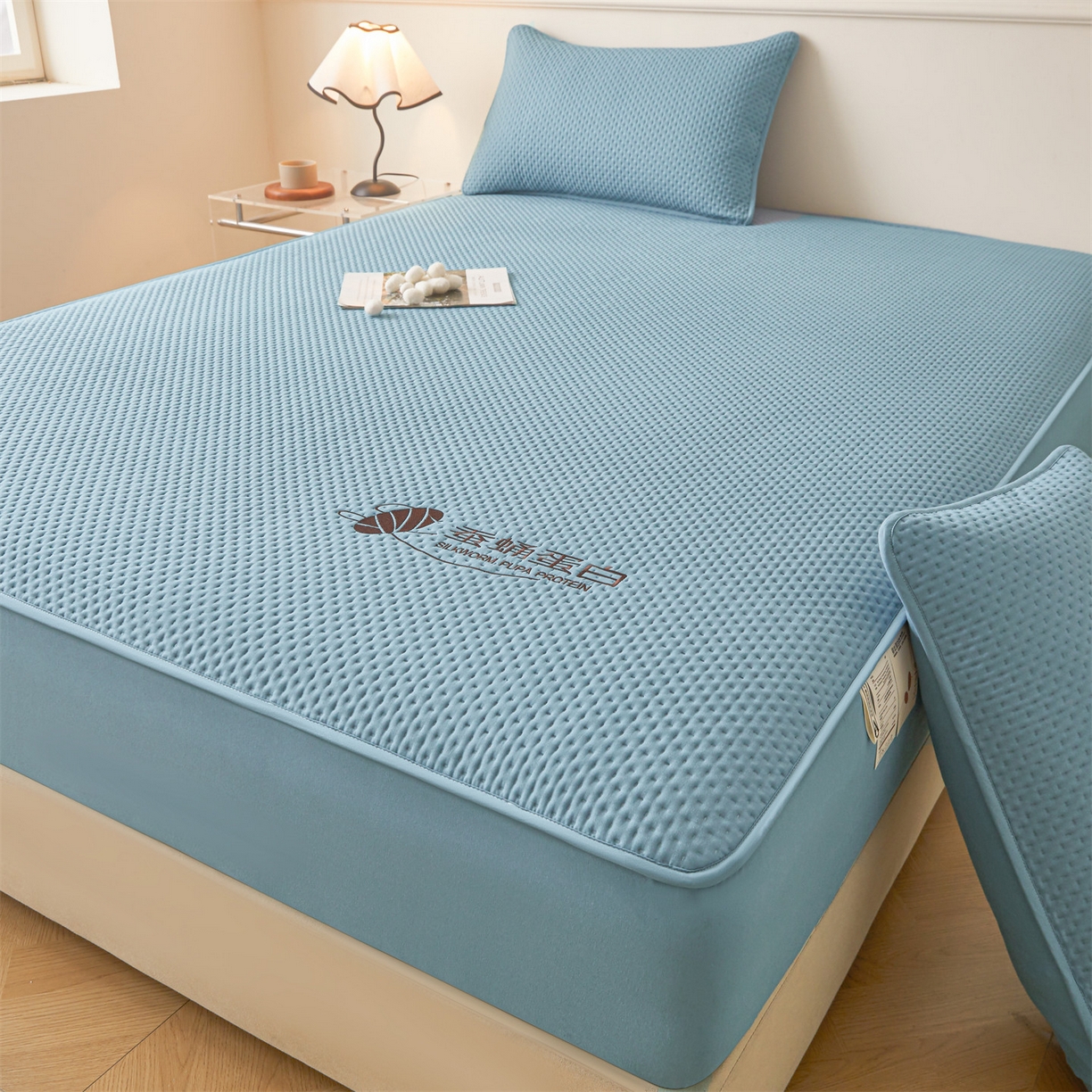 91家纺网 家纺一手货源 找家纺 居眠 2026新款蚕蛹蛋白夹层床笠贝尔夹棉床笠 贝尔-蓝