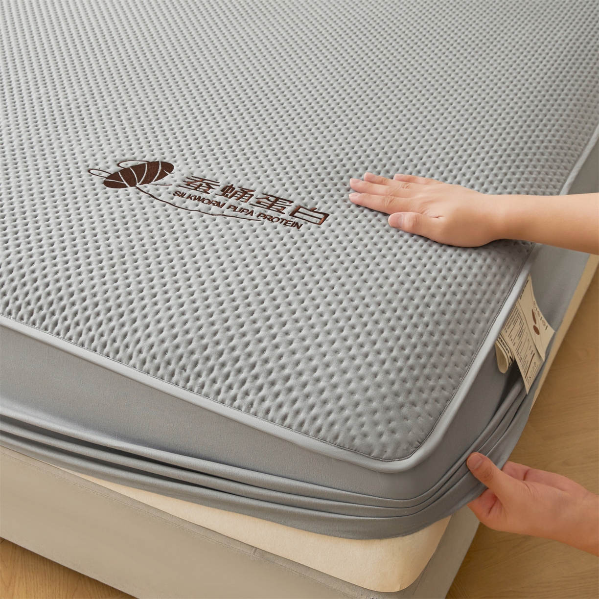 91家纺网 家纺一手货源 找家纺 居眠 2026新款蚕蛹蛋白夹层床笠贝尔夹棉床笠 贝尔-灰