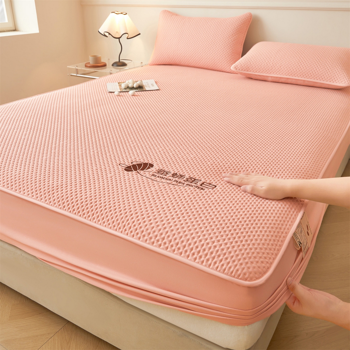 91家纺网 家纺一手货源 找家纺 居眠 2026新款蚕蛹蛋白夹层床笠贝尔夹棉床笠 贝尔-粉