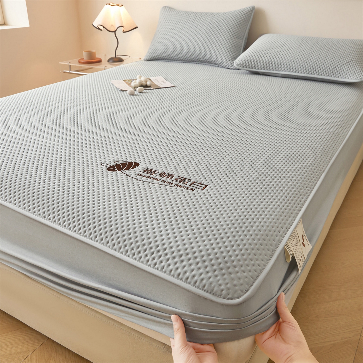 91家纺网 家纺一手货源 找家纺 居眠 2026新款蚕蛹蛋白夹层床笠贝尔夹棉床笠 贝尔-灰