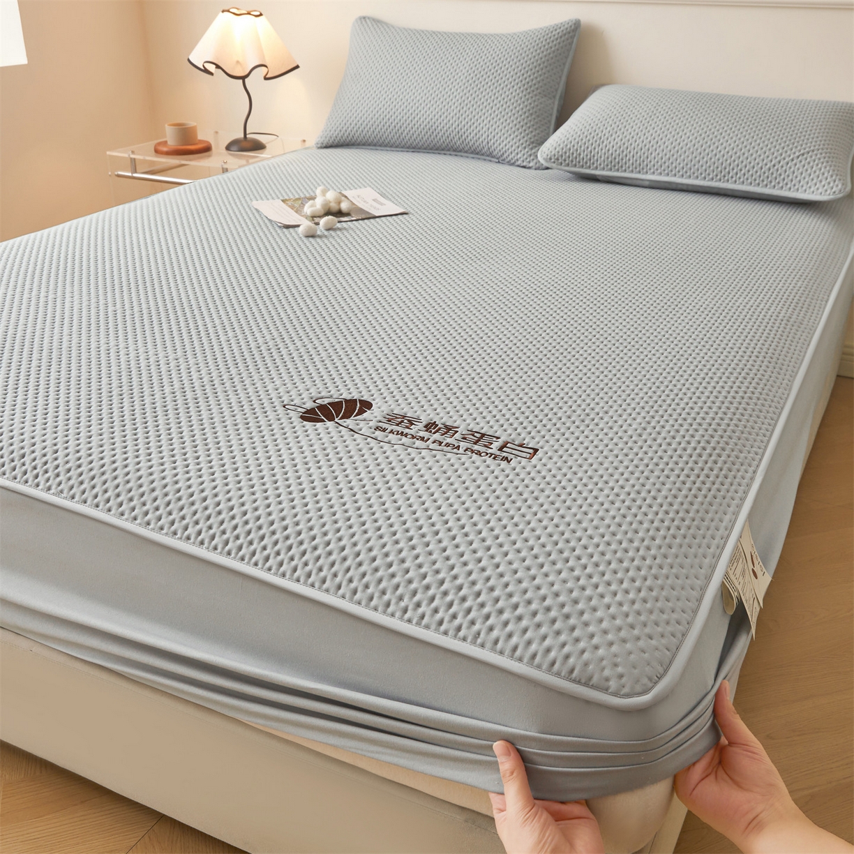 91家纺网 家纺一手货源 找家纺 居眠 2026新款蚕蛹蛋白夹层床笠贝尔夹棉床笠 贝尔-灰