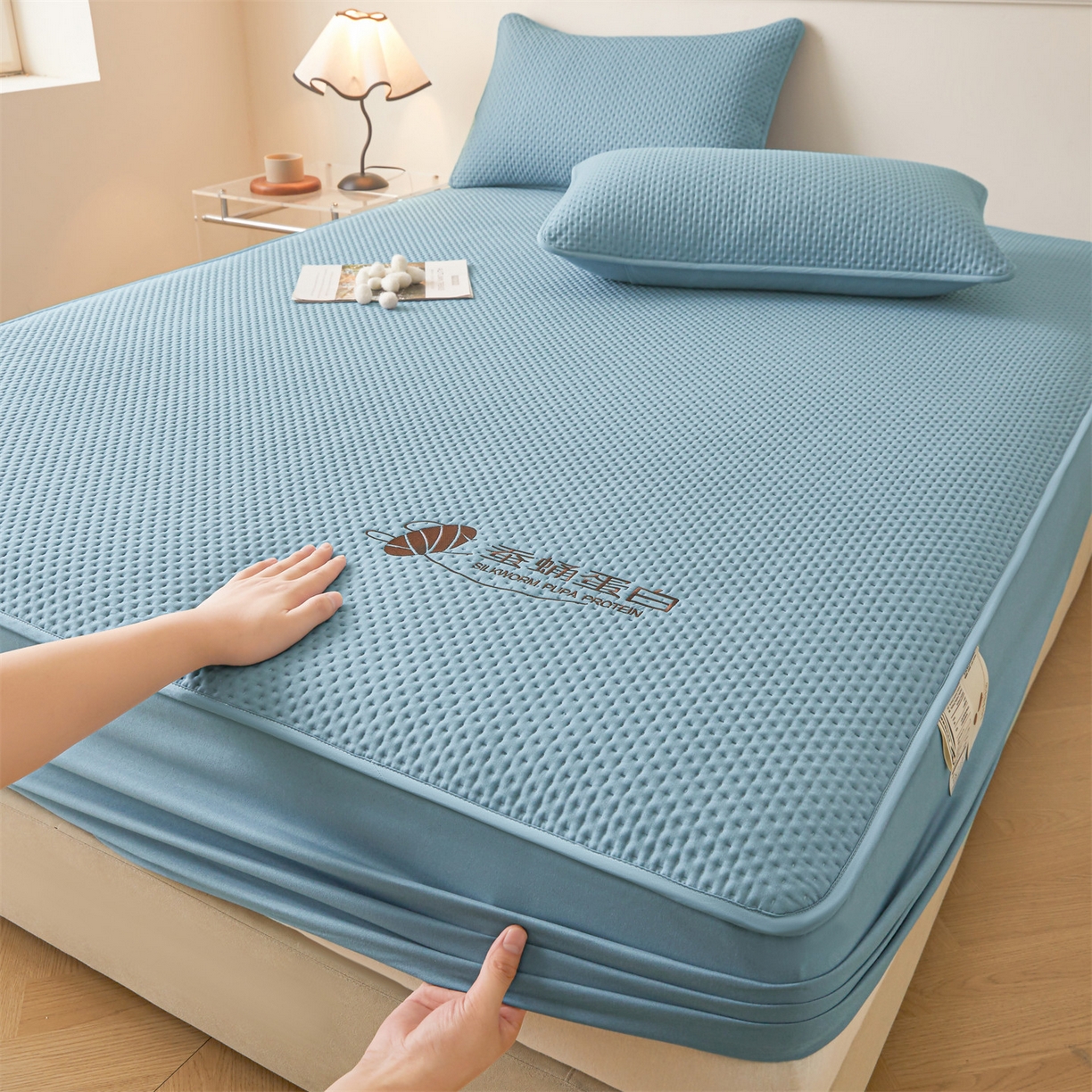 91家纺网 家纺一手货源 找家纺 居眠 2026新款蚕蛹蛋白夹层床笠贝尔夹棉床笠 贝尔-蓝