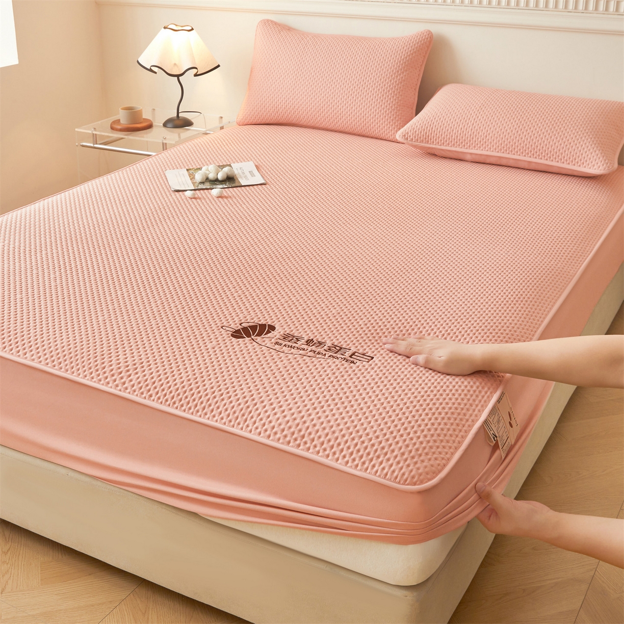 91家纺网 家纺一手货源 找家纺 居眠 2026新款蚕蛹蛋白夹层床笠贝尔夹棉床笠 贝尔-粉