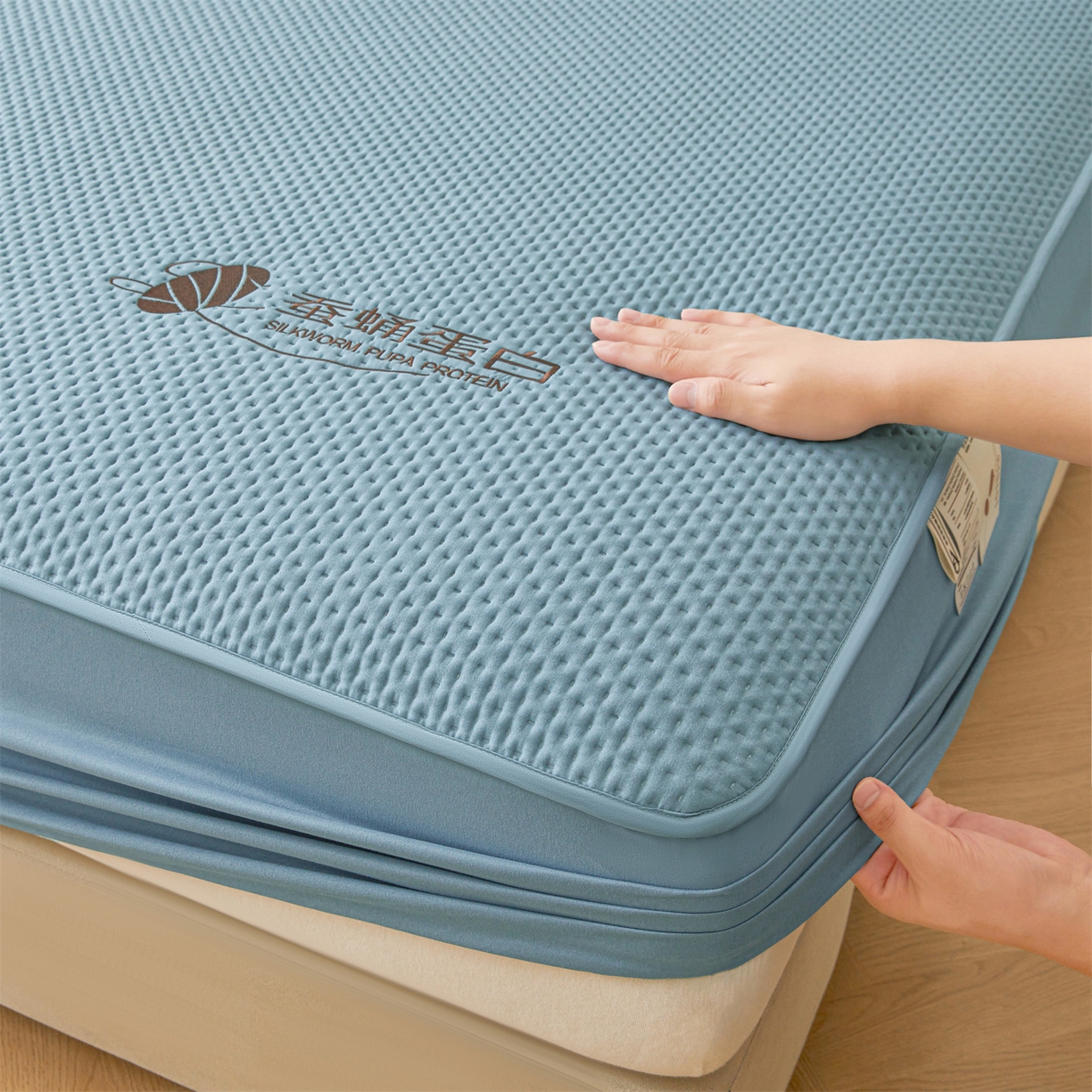 91家纺网 家纺一手货源 找家纺 居眠 2026新款蚕蛹蛋白夹层床笠贝尔夹棉床笠 贝尔-蓝