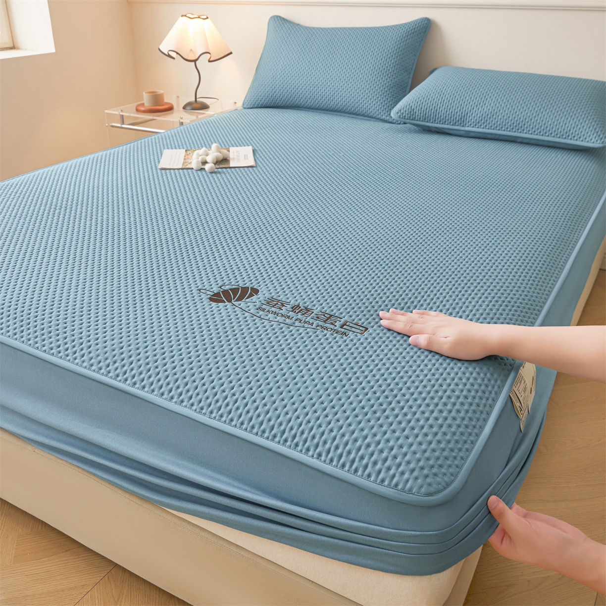 91家纺网 家纺一手货源 找家纺 居眠 2026新款蚕蛹蛋白夹层床笠贝尔夹棉床笠 贝尔-蓝