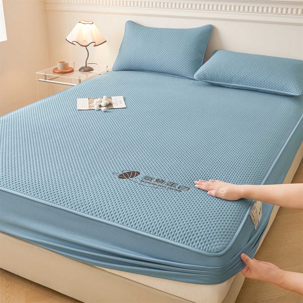 91家纺网 家纺一手货源 找家纺 居眠 2026新款蚕蛹蛋白夹层床笠贝尔夹棉床笠 贝尔-蓝