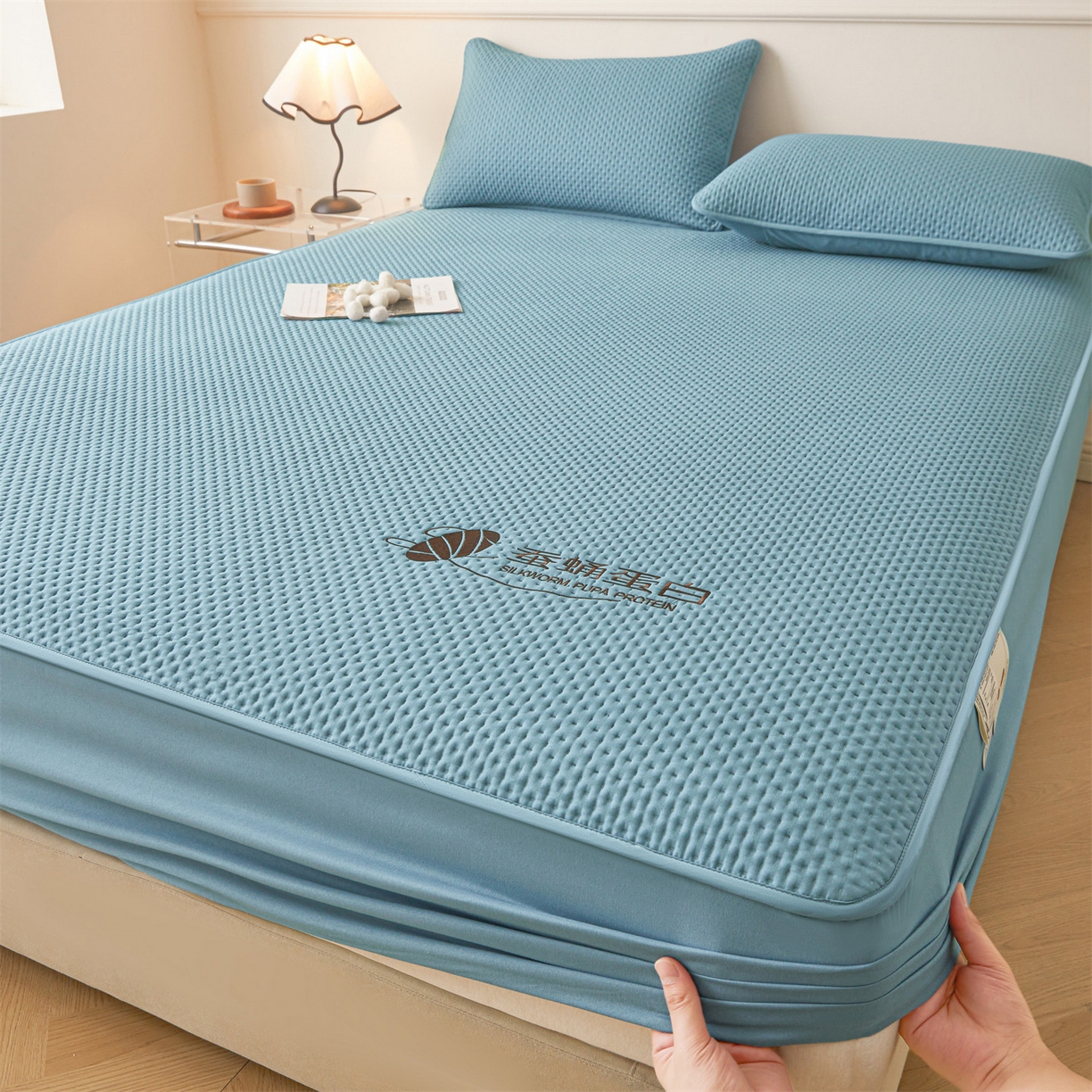 91家纺网 家纺一手货源 找家纺 居眠 2026新款蚕蛹蛋白夹层床笠贝尔夹棉床笠 贝尔-蓝