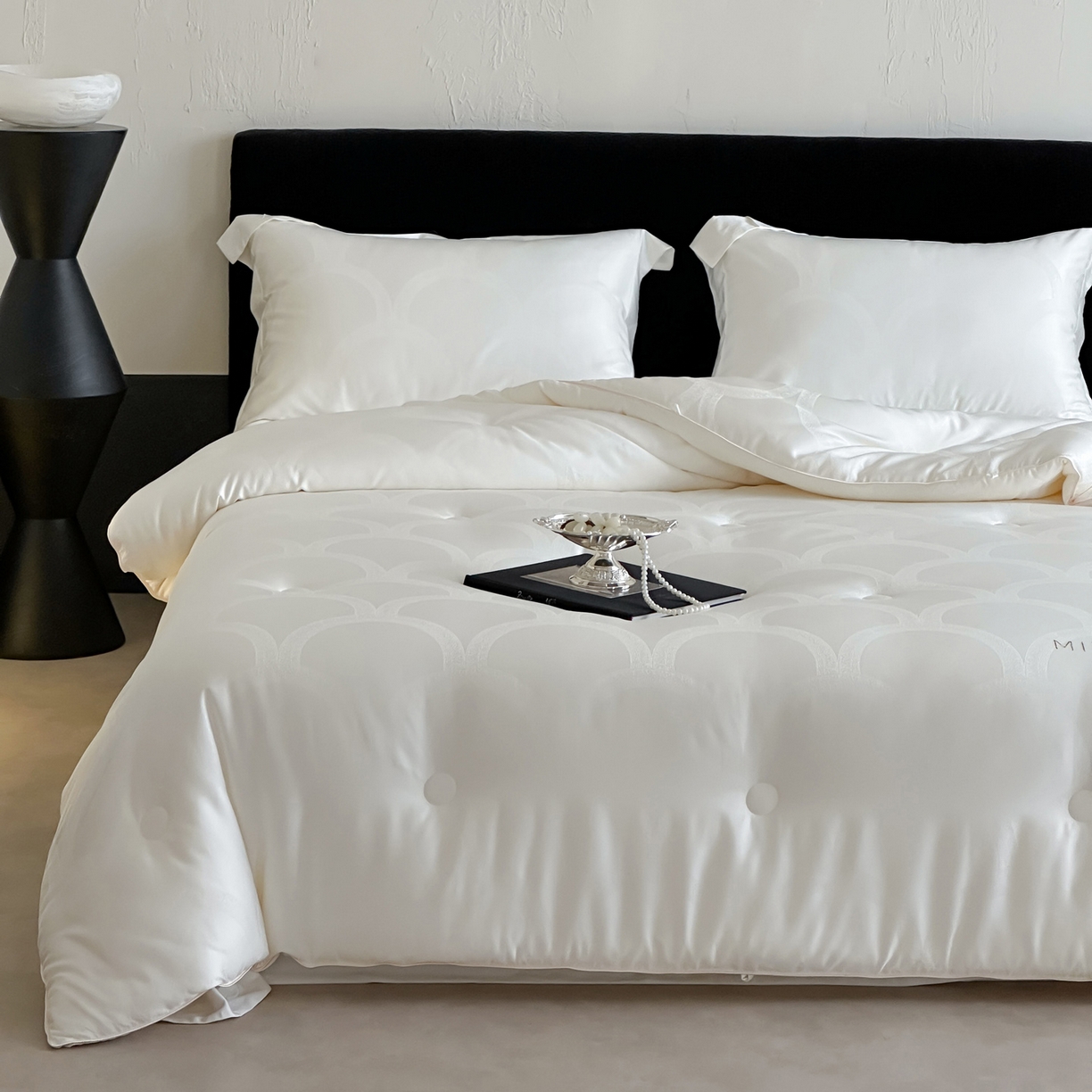 91家纺网 家纺一手货源 找家纺 佳汐蓝家纺 2026新款天丝棉大提花系列雅奢蚕丝蛋白被 被子被芯 绢纱白