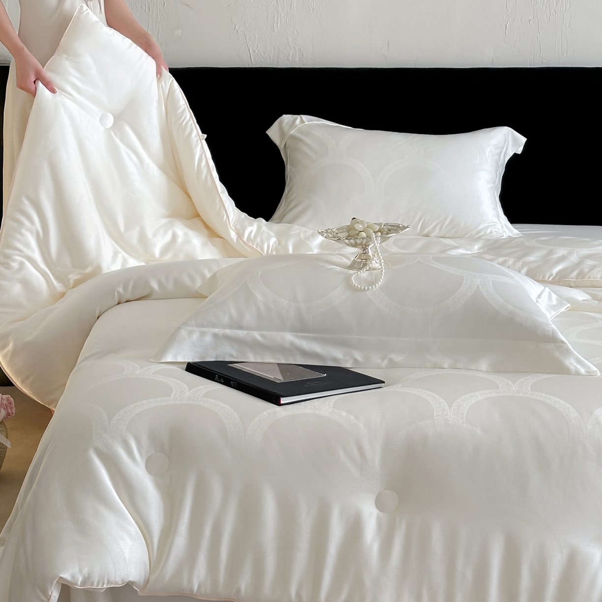 91家纺网 家纺一手货源 找家纺 佳汐蓝家纺 2026新款天丝棉大提花系列雅奢蚕丝蛋白被 被子被芯 绢纱白