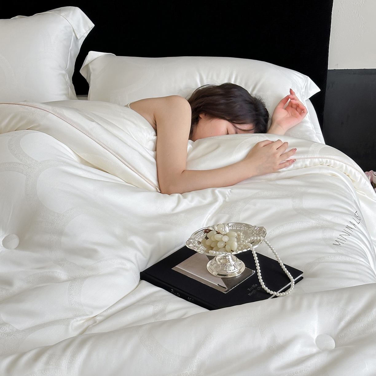 91家纺网 家纺一手货源 找家纺 佳汐蓝家纺 2026新款天丝棉大提花系列雅奢蚕丝蛋白被 被子被芯 绢纱白