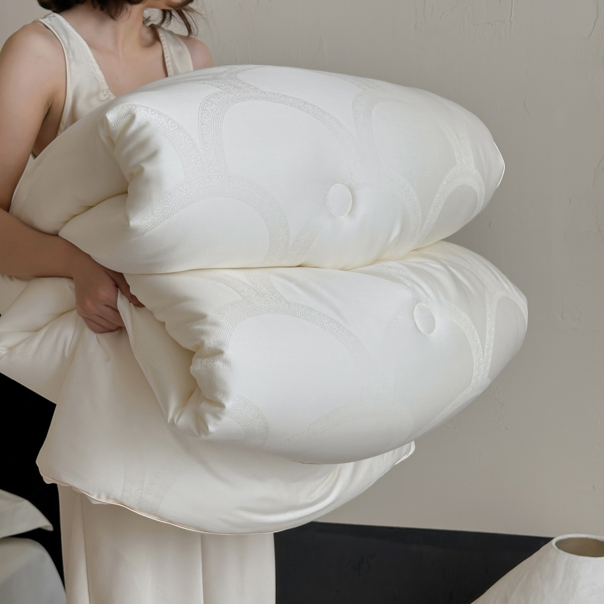 91家纺网 家纺一手货源 找家纺 佳汐蓝家纺 2026新款天丝棉大提花系列雅奢蚕丝蛋白被 被子被芯 绢纱白