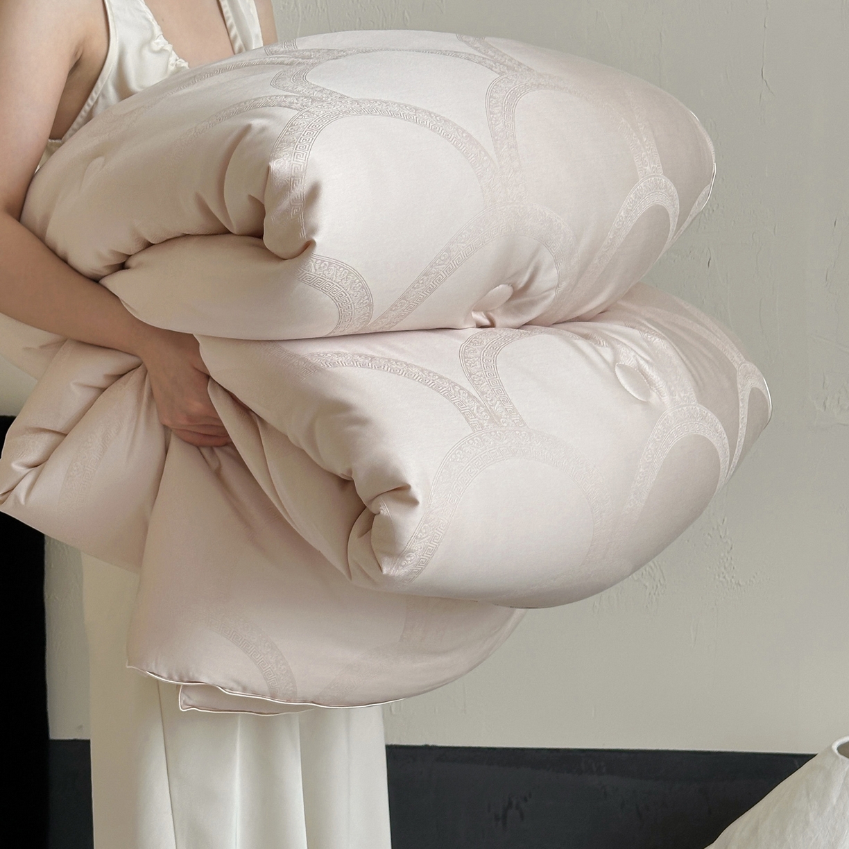 91家纺网 家纺一手货源 找家纺 佳汐蓝家纺 2026新款天丝棉大提花系列雅奢蚕丝蛋白被 被子被芯 香槟金