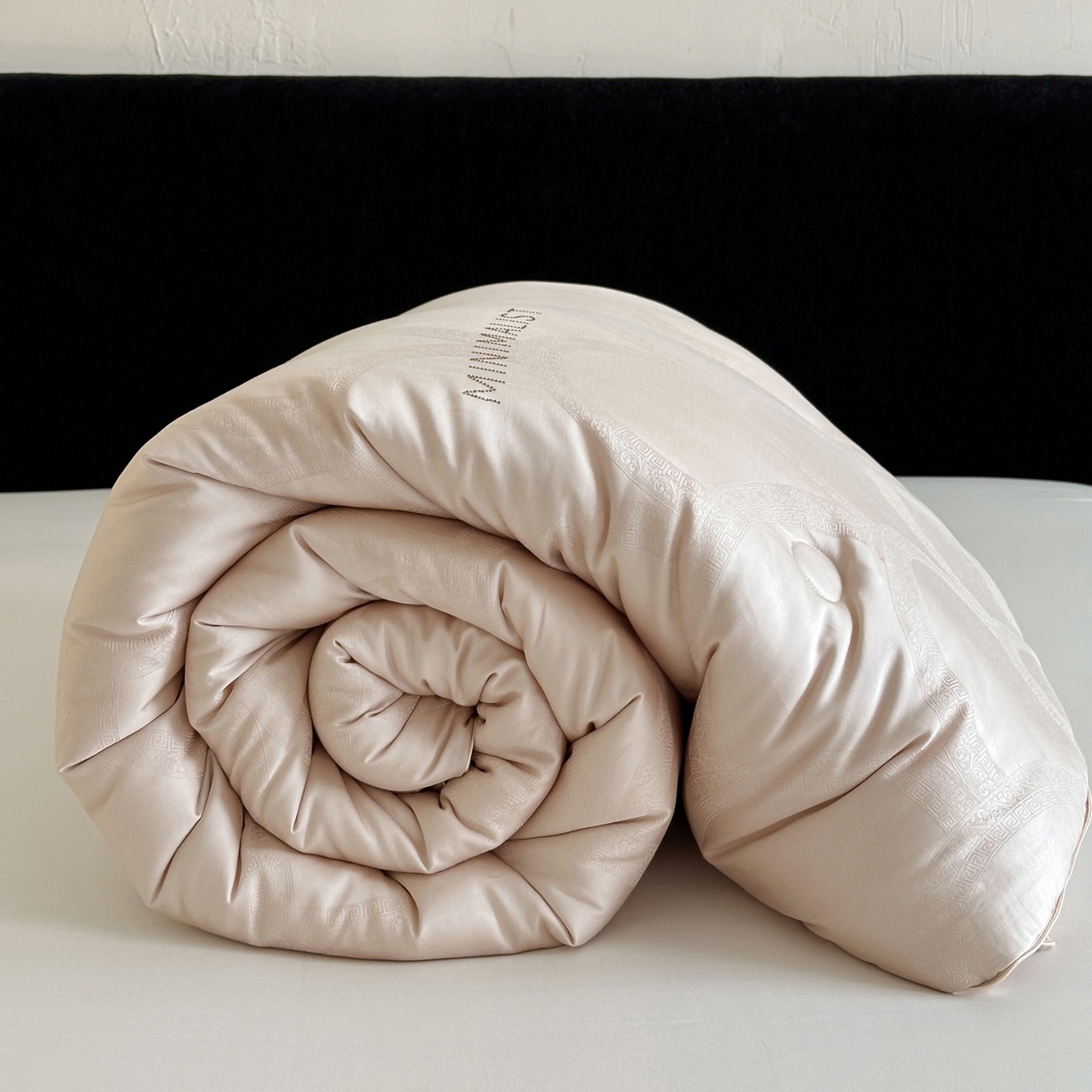 91家纺网 家纺一手货源 找家纺 佳汐蓝家纺 2026新款天丝棉大提花系列雅奢蚕丝蛋白被 被子被芯 香槟金