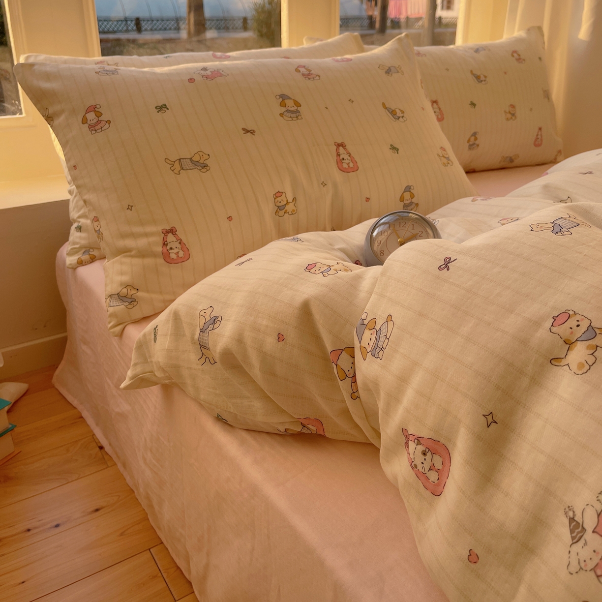 91家纺网 家纺一手货源 找家纺 六巷胡同 2026春夏新款INS卡通A类全棉纯棉双层纱四件套 双层纱-猫狗乐园