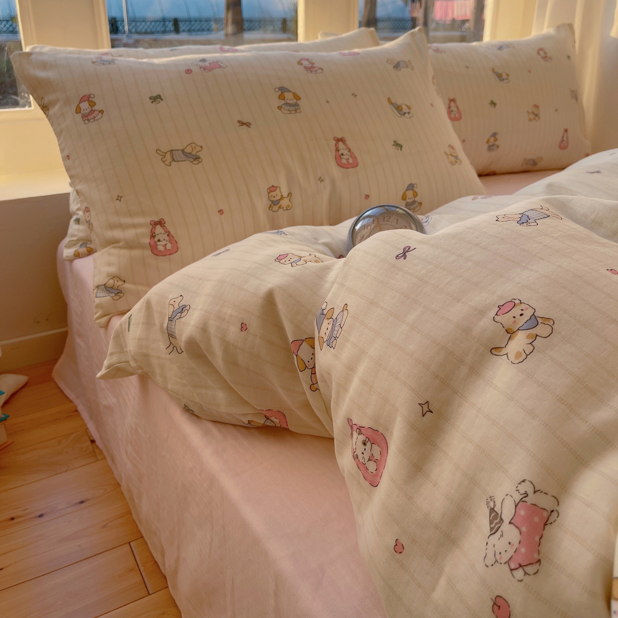 91家纺网 家纺一手货源 找家纺 六巷胡同 2026春夏新款INS卡通A类全棉纯棉双层纱四件套 双层纱-猫狗乐园