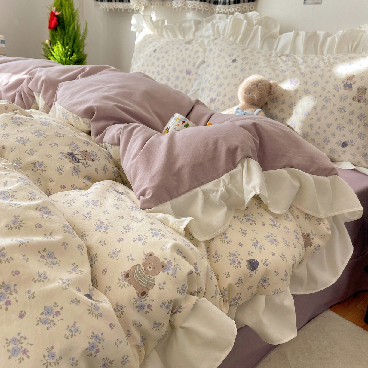 91家纺网 家纺一手货源 找家纺 耀悦家纺 2026新款古法仿棉四件套水洗棉法式工艺花边套件被套床单吊边圆角荷叶边床单 花田小熊