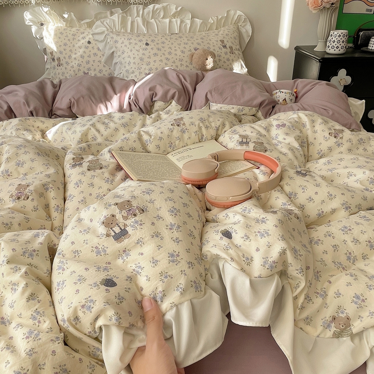 91家纺网 家纺一手货源 找家纺 耀悦家纺 2026新款古法仿棉四件套水洗棉法式工艺花边套件被套床单吊边圆角荷叶边床单 花田小熊