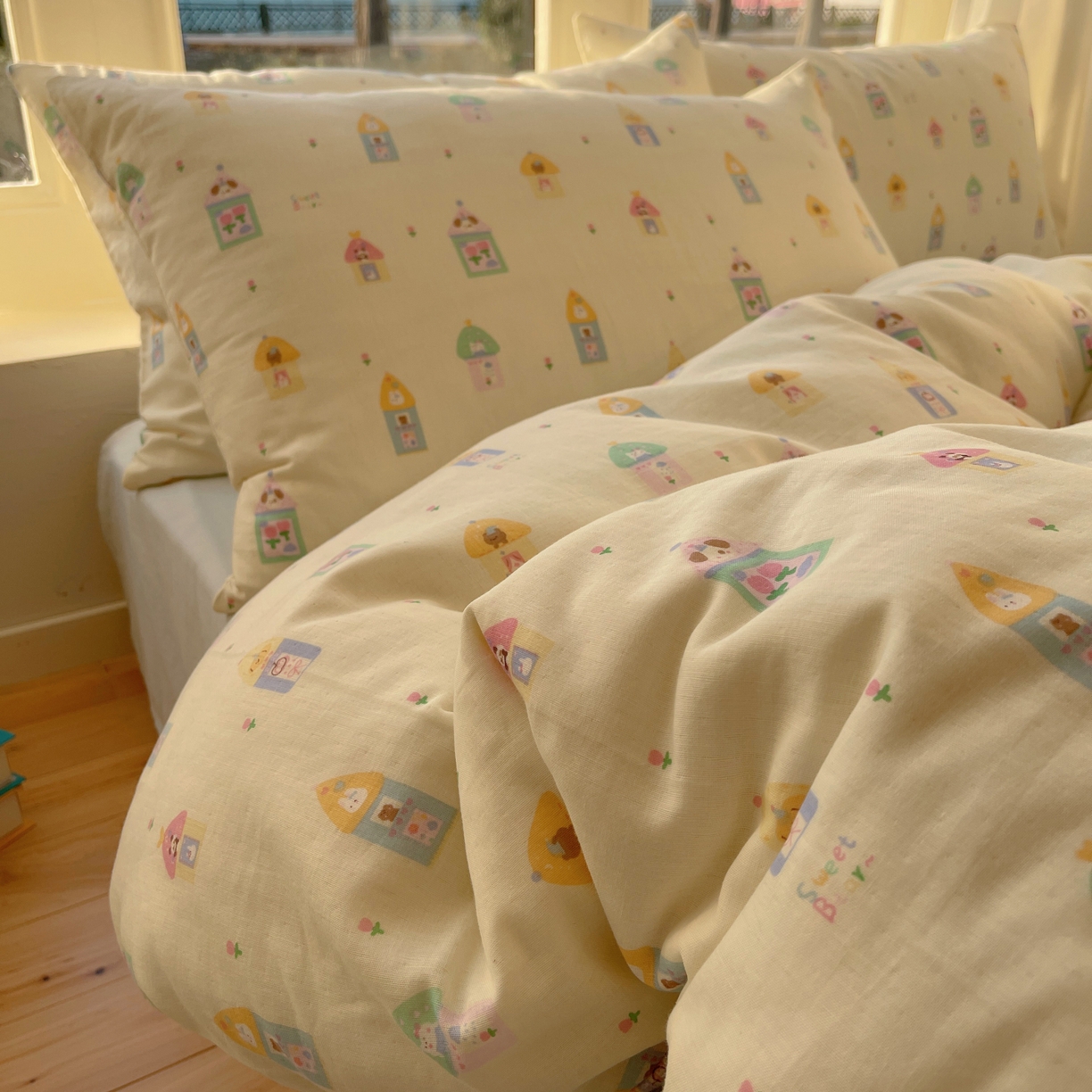 91家纺网 家纺一手货源 找家纺 六巷胡同 2026春夏新款INS卡通A类全棉纯棉双层纱四件套 双层纱-童趣小房子