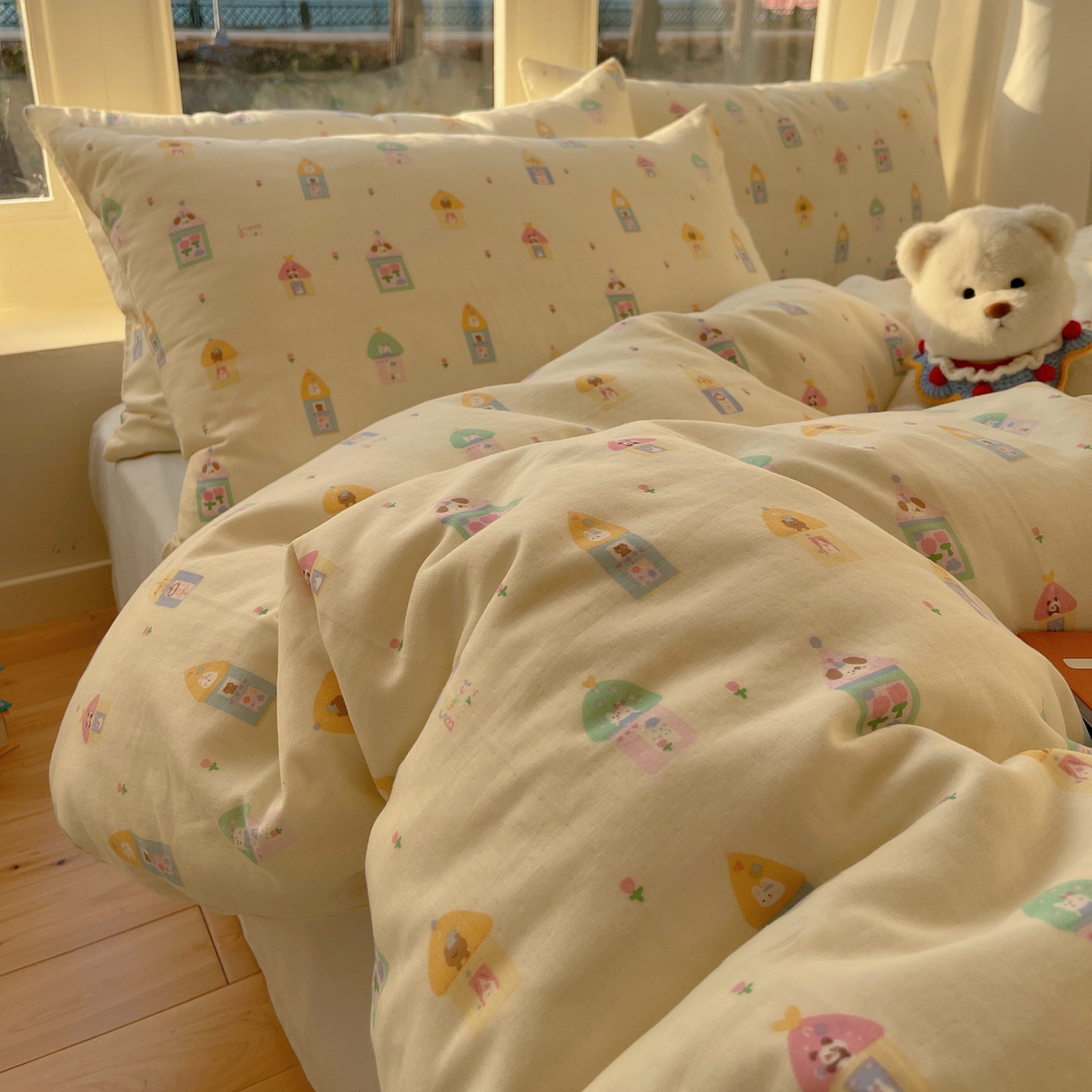 91家纺网 家纺一手货源 找家纺 六巷胡同 2026春夏新款INS卡通A类全棉纯棉双层纱四件套 双层纱-童趣小房子