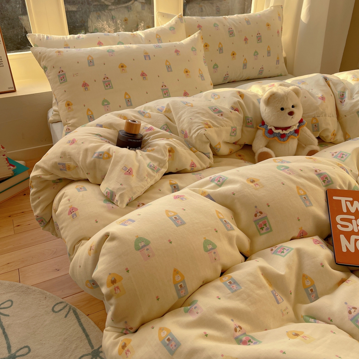 91家纺网 家纺一手货源 找家纺 六巷胡同 2026春夏新款INS卡通A类全棉纯棉双层纱四件套 双层纱-童趣小房子