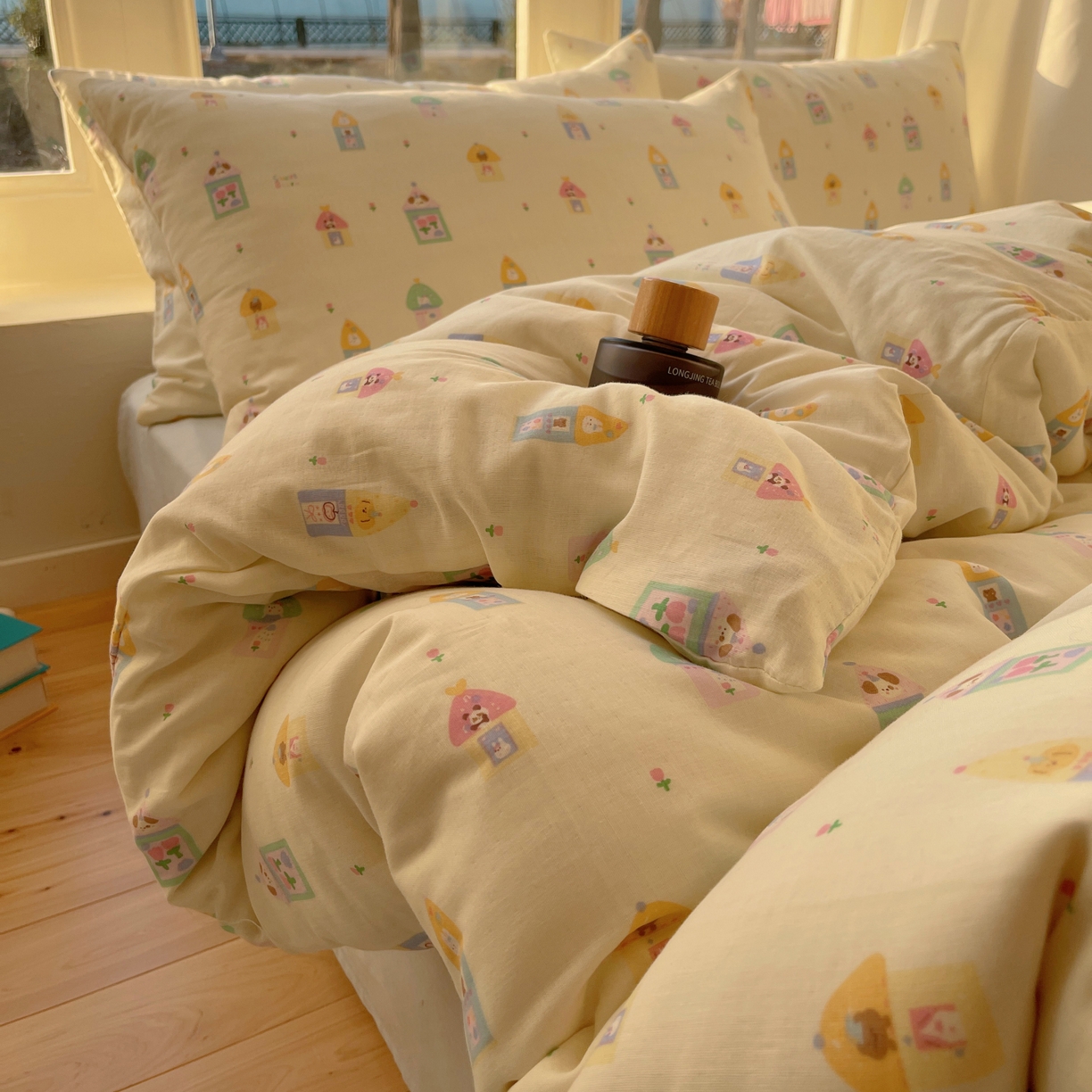 91家纺网 家纺一手货源 找家纺 六巷胡同 2026春夏新款INS卡通A类全棉纯棉双层纱四件套 双层纱-童趣小房子