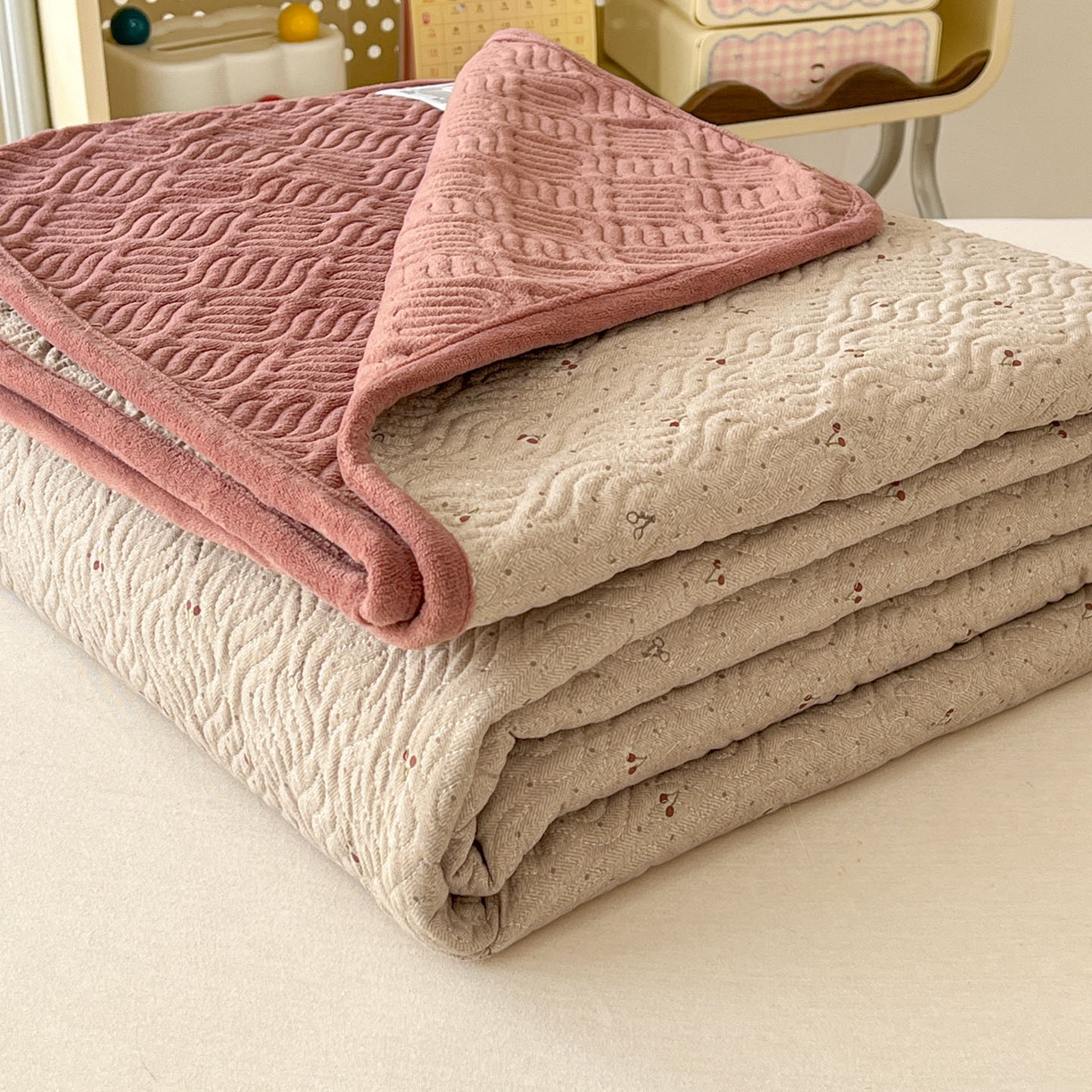 91家纺网 家纺一手货源 找家纺 春光里 2025新款A版云感棉皱皱纱B版牛奶绒夹棉床盖三件套 樱桃点点