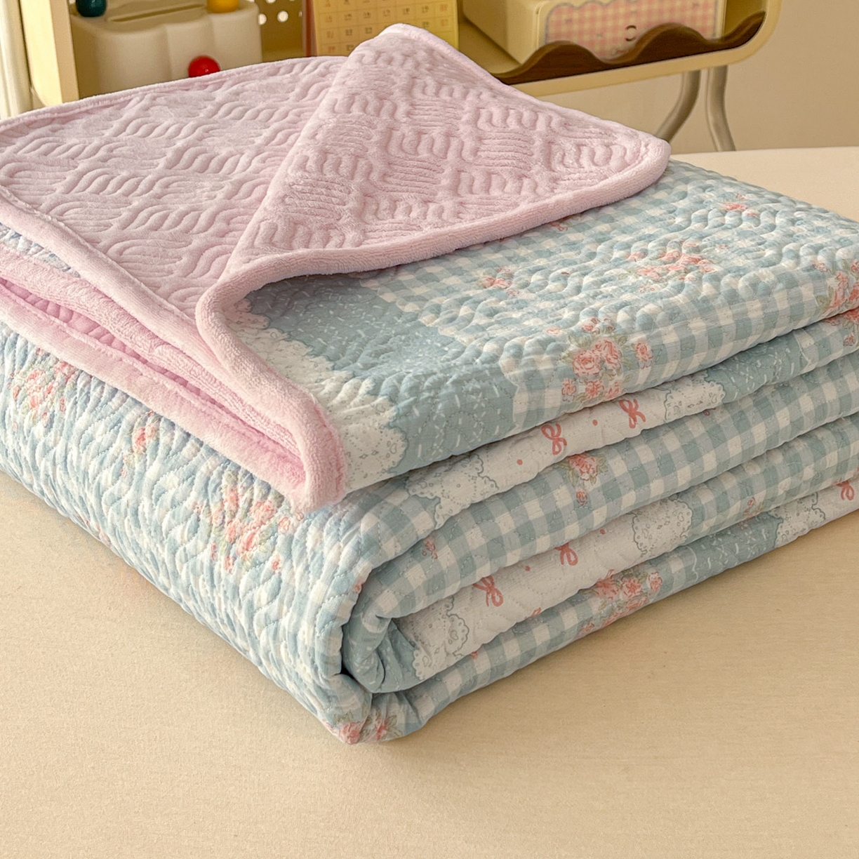 91家纺网 家纺一手货源 找家纺 春光里 2025新款A版云感棉皱皱纱B版牛奶绒夹棉床盖三件套 梦境花园