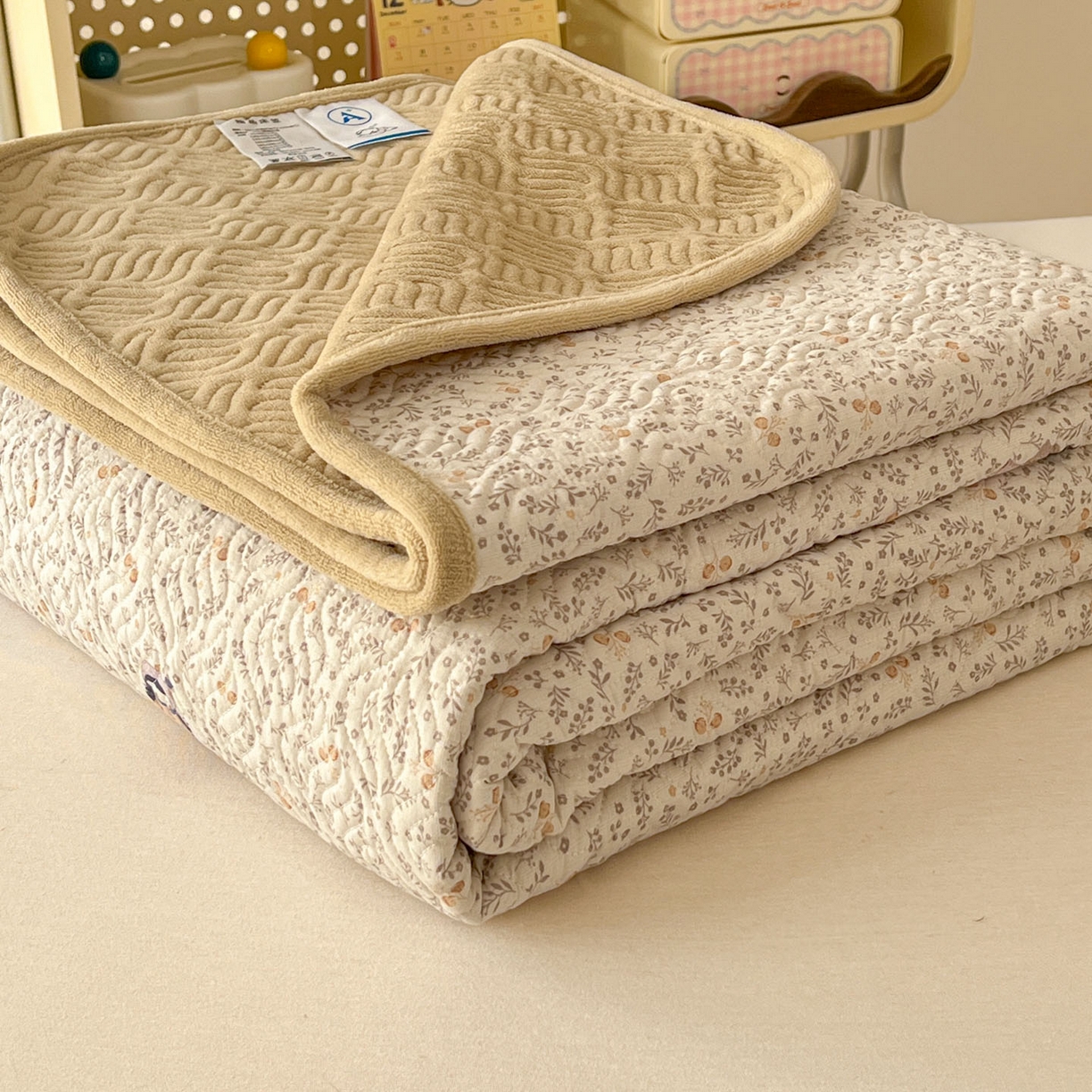 91家纺网 家纺一手货源 找家纺 春光里 2025新款A版云感棉皱皱纱B版牛奶绒夹棉床盖三件套 快乐女孩