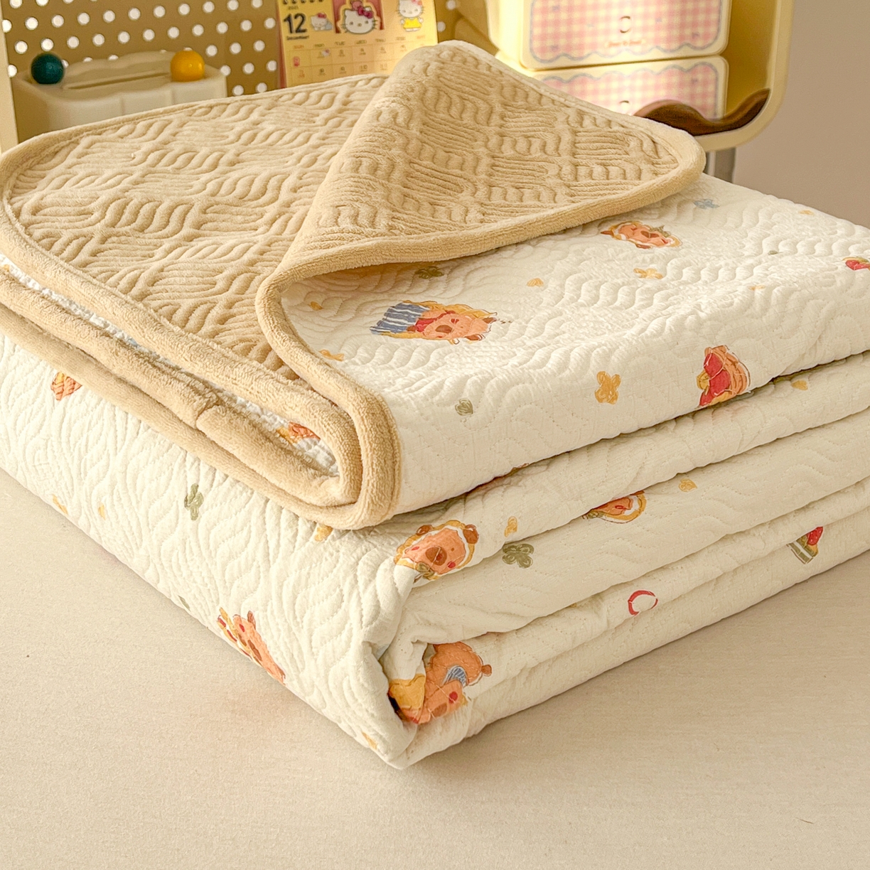 91家纺网 家纺一手货源 找家纺 春光里 2025新款A版云感棉皱皱纱B版牛奶绒夹棉床盖三件套 卡皮巴拉