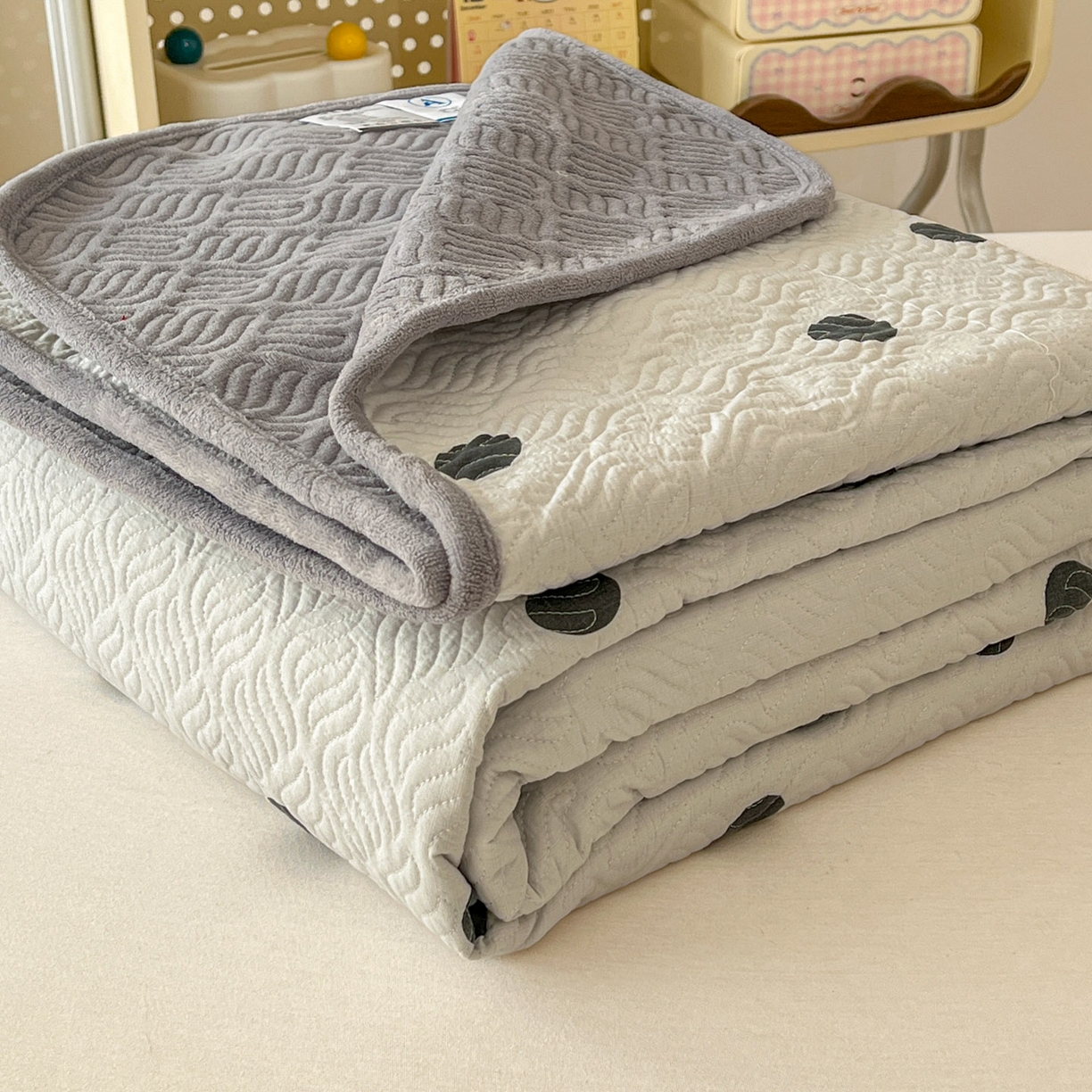 春光里 2025新款A版云感棉皱皱纱B版牛奶绒夹棉床盖三件套 波点米灰