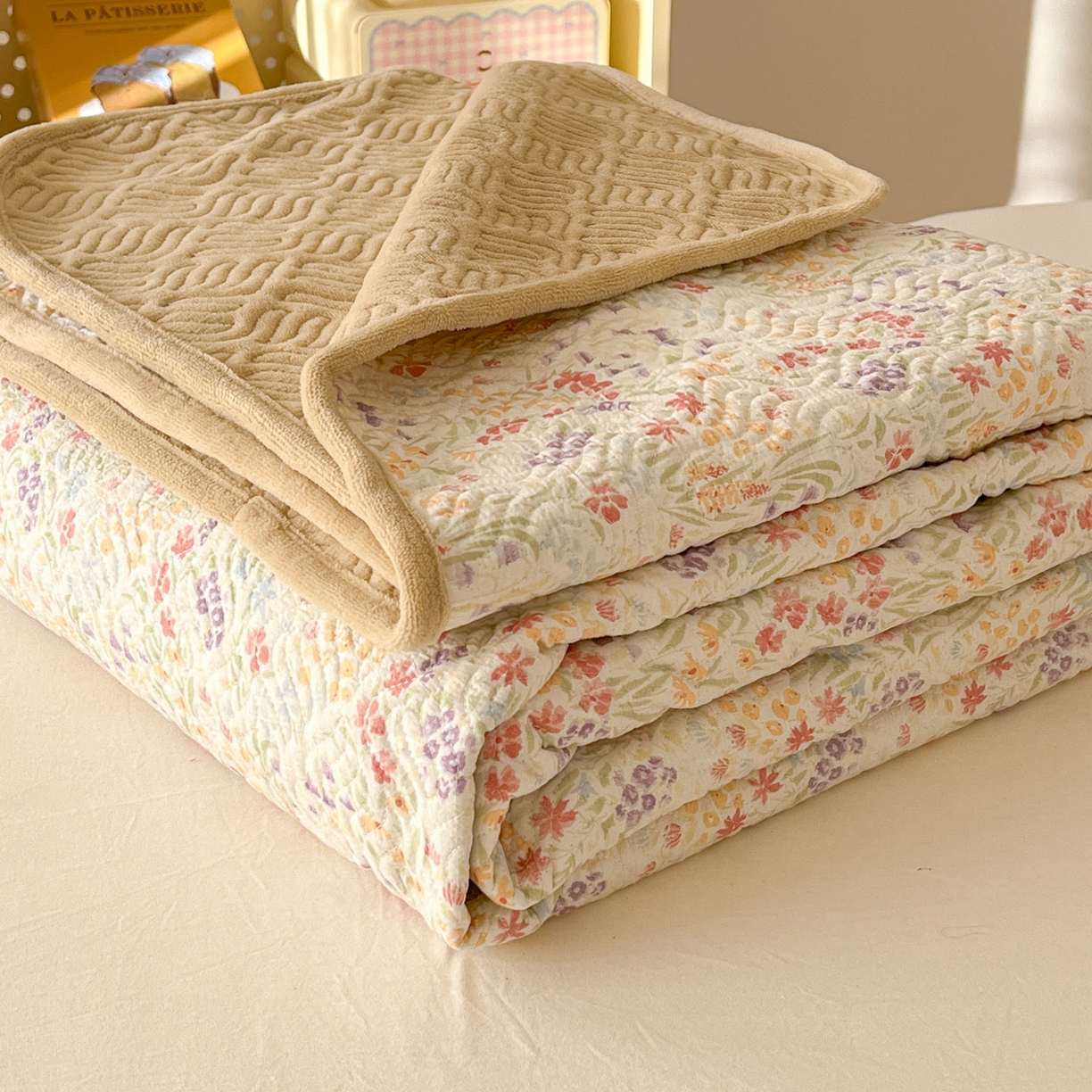 91家纺网 家纺一手货源 找家纺 春光里 2025新款A版云感棉皱皱纱B版牛奶绒夹棉床盖三件套 爱丽丝花园