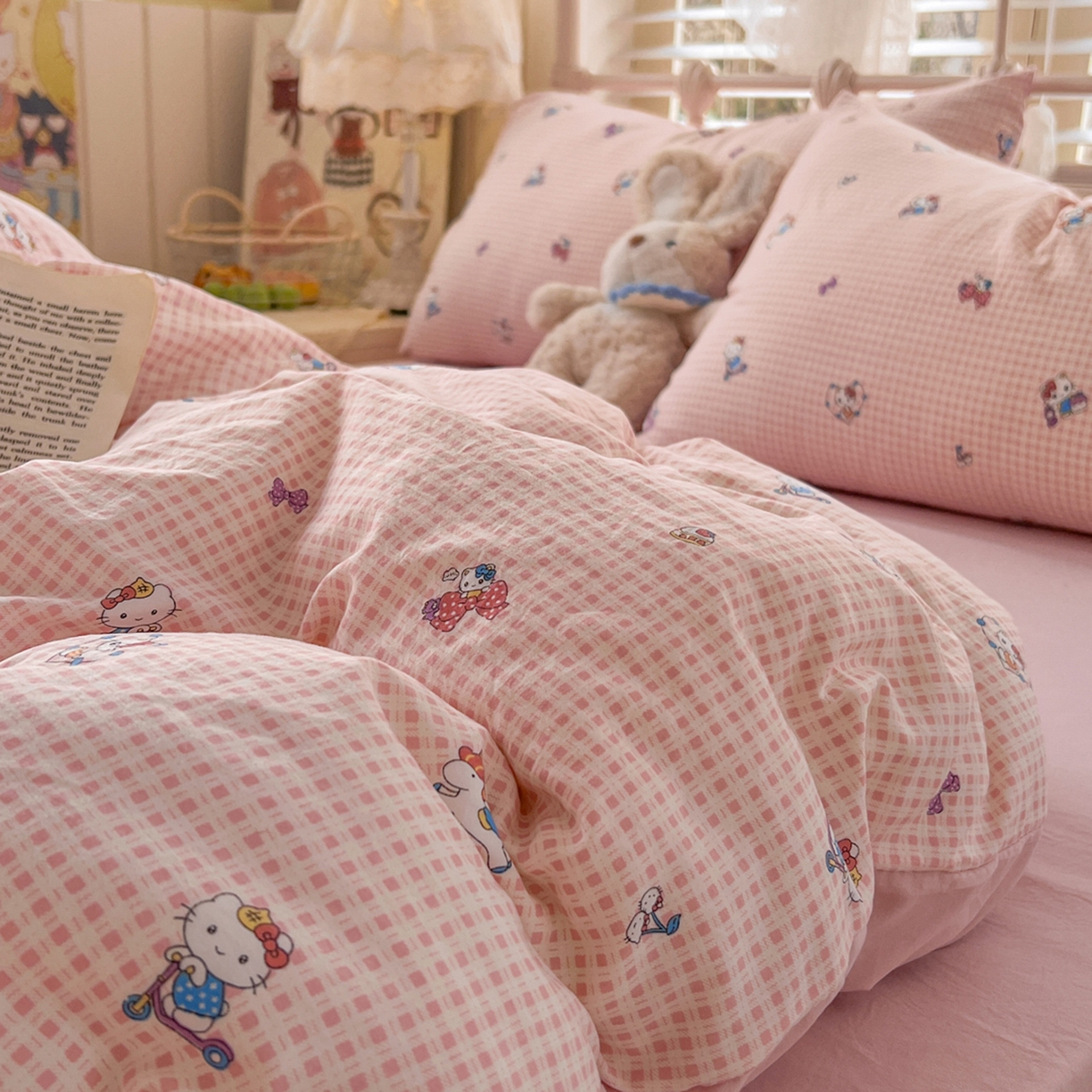 91家纺网 家纺一手货源 找家纺 瑞钰 2026新款A类古法水洗仿棉云感纱四件套 粉格KT猫