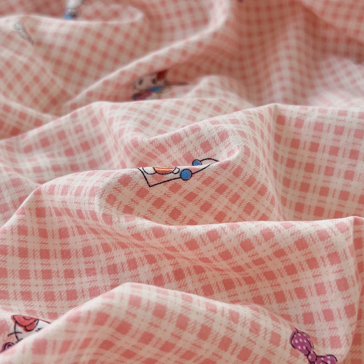 91家纺网 家纺一手货源 找家纺 瑞钰 2026新款A类古法水洗仿棉云感纱四件套 粉格KT猫