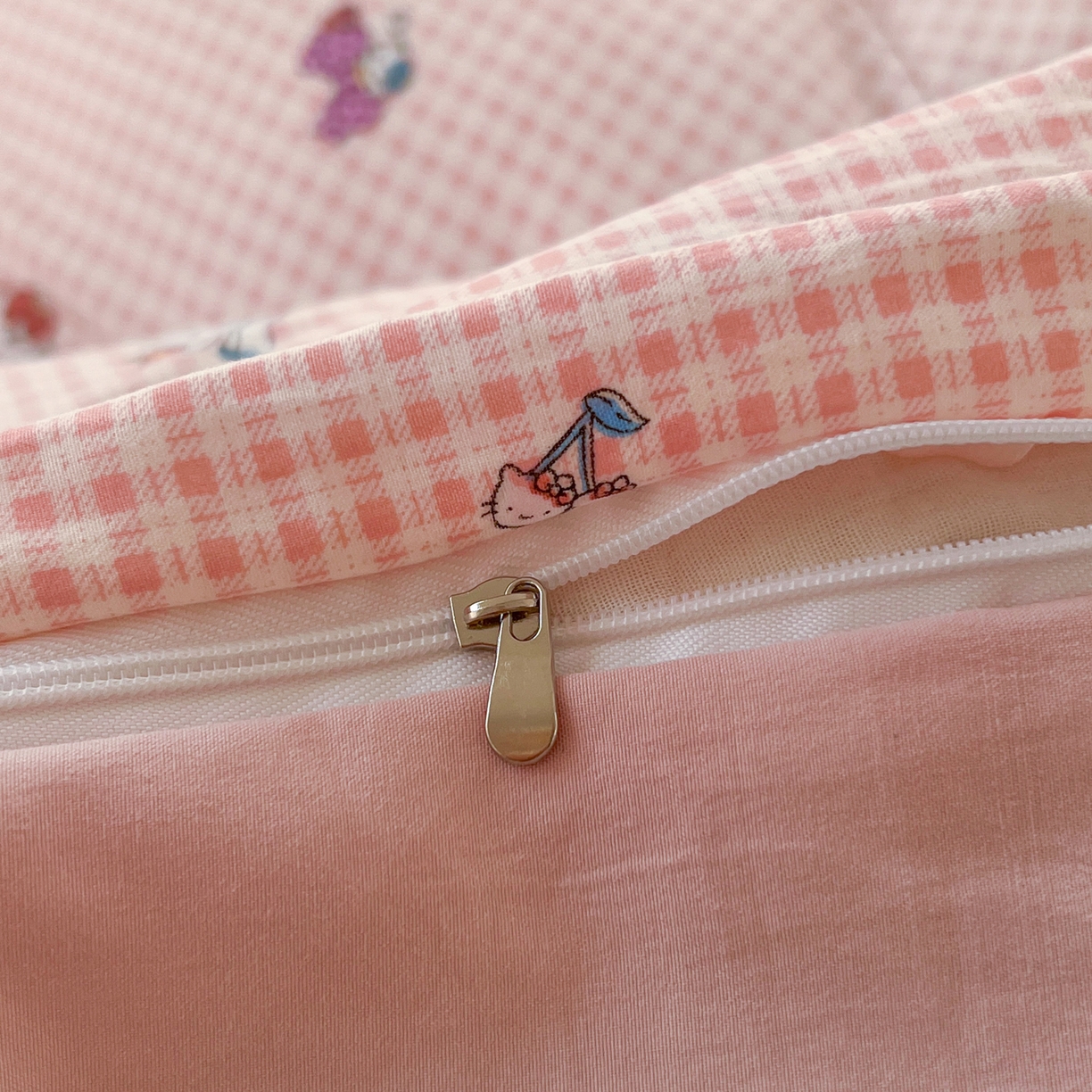 91家纺网 家纺一手货源 找家纺 瑞钰 2026新款A类古法水洗仿棉云感纱四件套 粉格KT猫