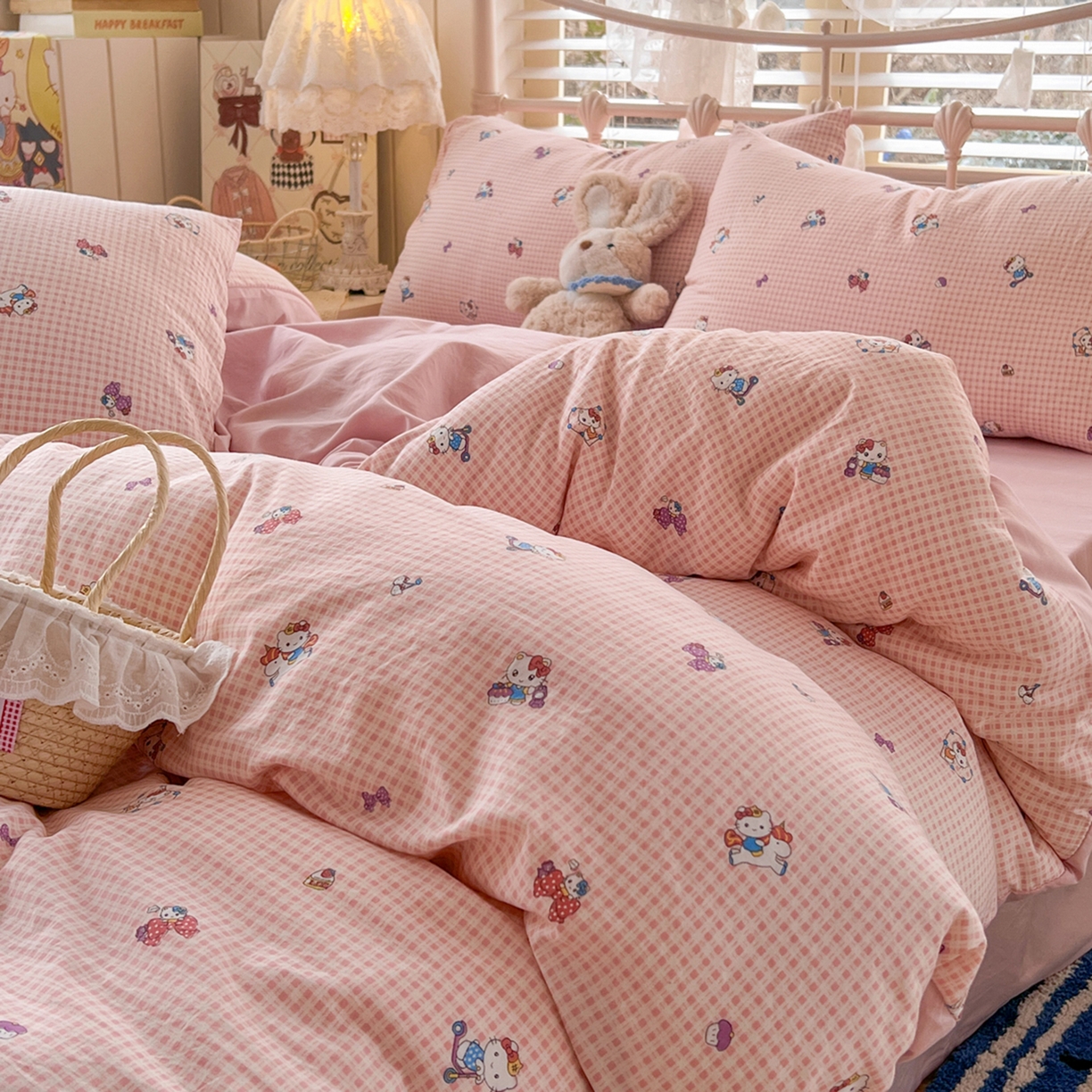 91家纺网 家纺一手货源 找家纺 瑞钰 2026新款A类古法水洗仿棉云感纱四件套 粉格KT猫