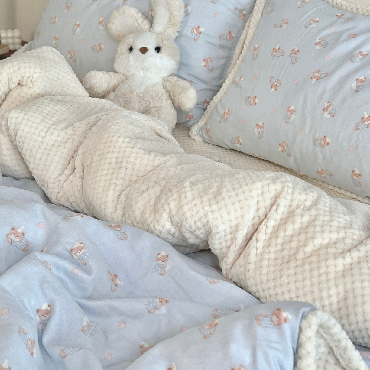 91家纺网 家纺一手货源 找家纺 荣轩 2025秋冬必备新品棉加绒华夫格提花绒工艺款四件套（铺床版）布噜