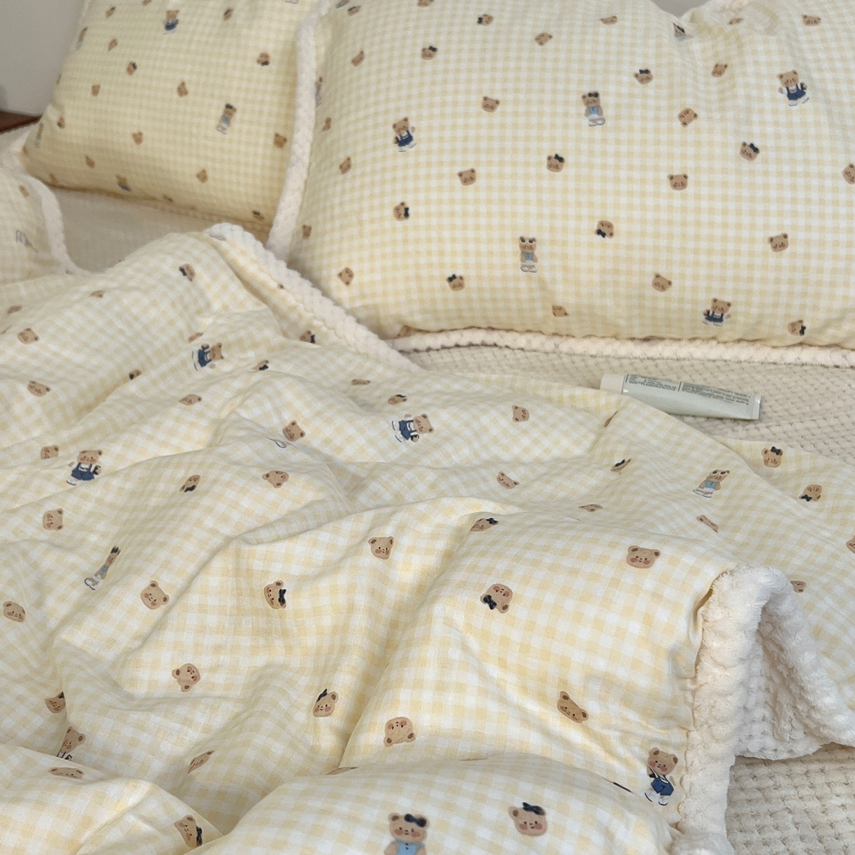 91家纺网 家纺一手货源 找家纺 荣轩 2025秋冬必备新品棉加绒华夫格提花绒工艺款四件套（铺床版）格蕾丝-黄