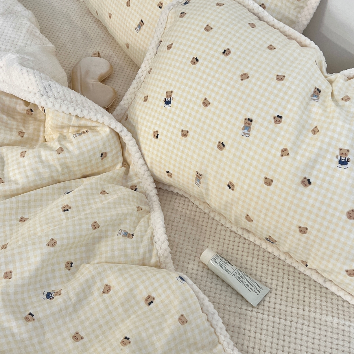 91家纺网 家纺一手货源 找家纺 荣轩 2025秋冬必备新品棉加绒华夫格提花绒工艺款四件套（铺床版）格蕾丝-黄