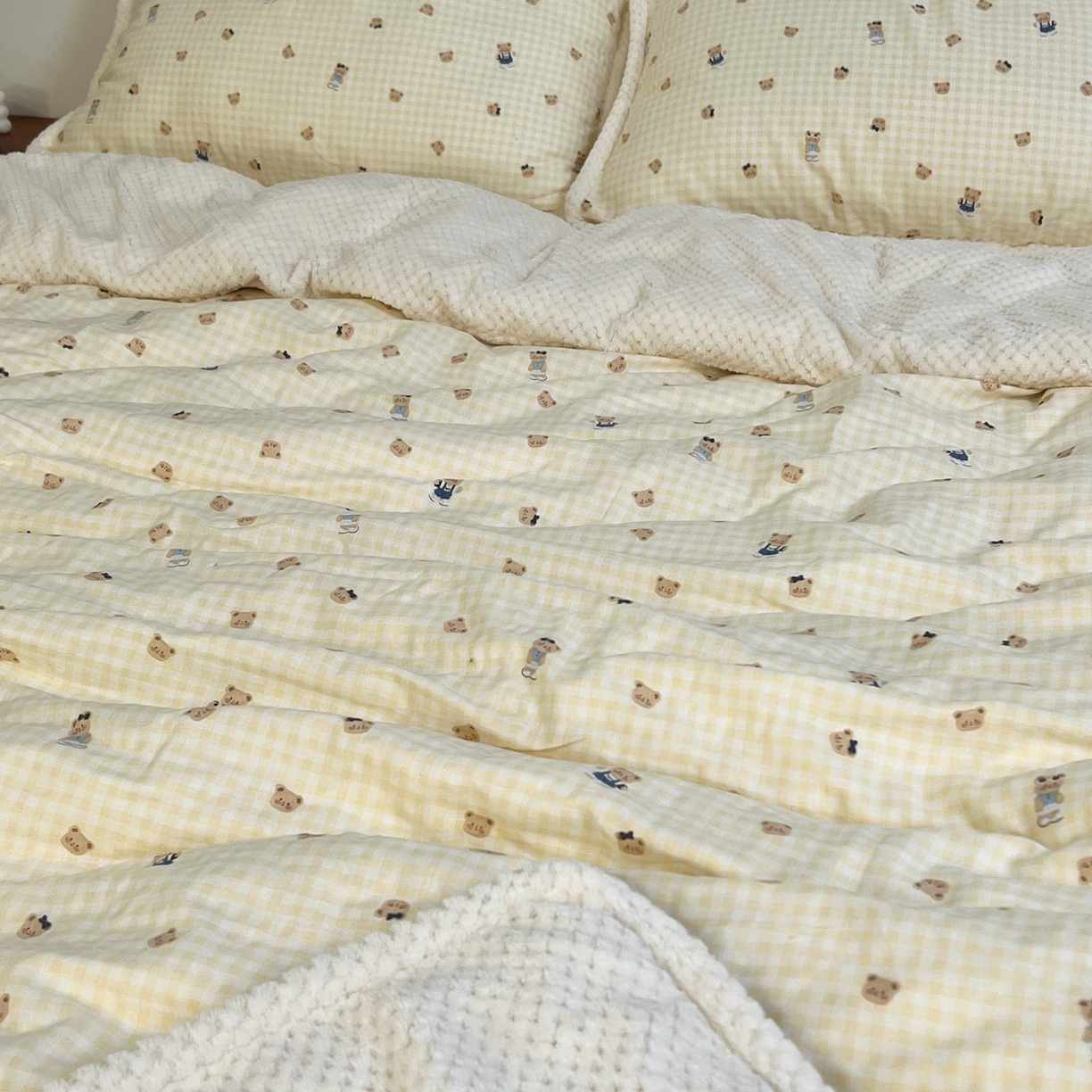 91家纺网 家纺一手货源 找家纺 荣轩 2025秋冬必备新品棉加绒华夫格提花绒工艺款四件套（铺床版）格蕾丝-黄