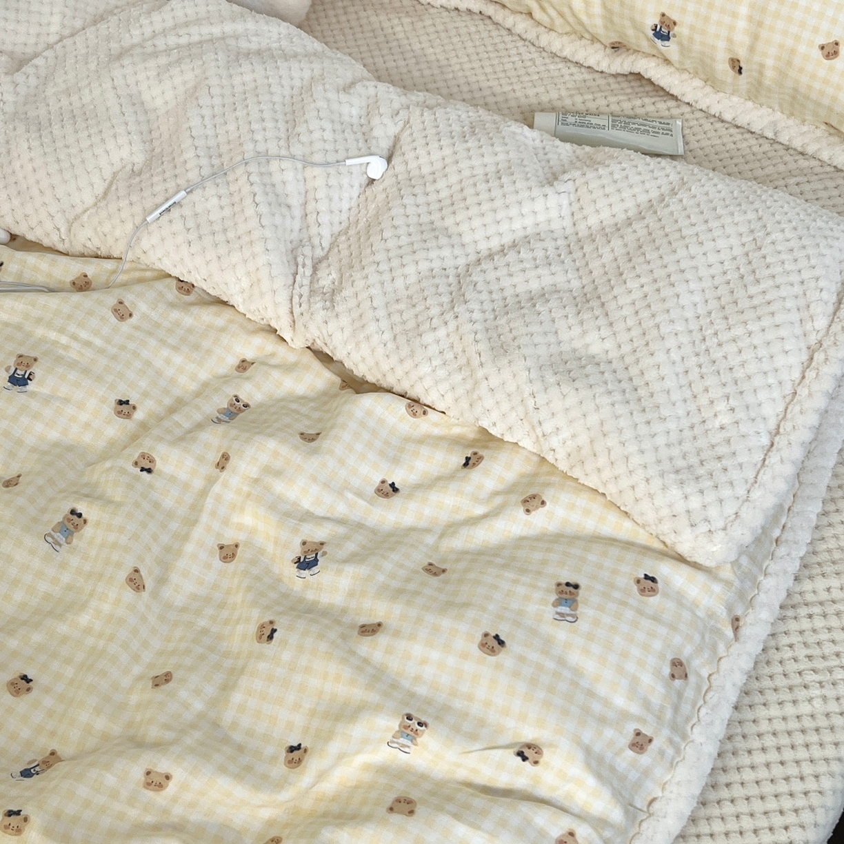 91家纺网 家纺一手货源 找家纺 荣轩 2025秋冬必备新品棉加绒华夫格提花绒工艺款四件套（铺床版）格蕾丝-黄