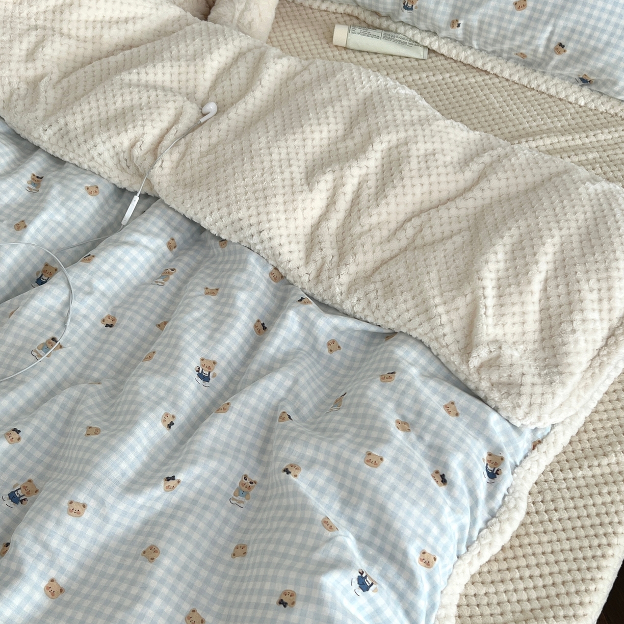 91家纺网 家纺一手货源 找家纺 荣轩 2025秋冬必备新品棉加绒华夫格提花绒工艺款四件套（铺床版）格蕾丝-蓝