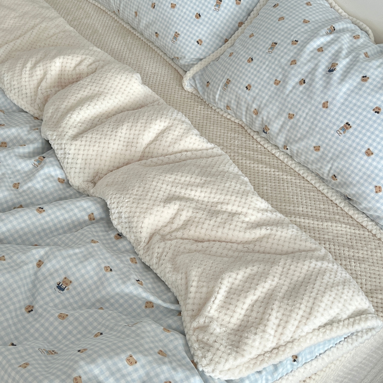 91家纺网 家纺一手货源 找家纺 荣轩 2025秋冬必备新品棉加绒华夫格提花绒工艺款四件套（铺床版）格蕾丝-蓝